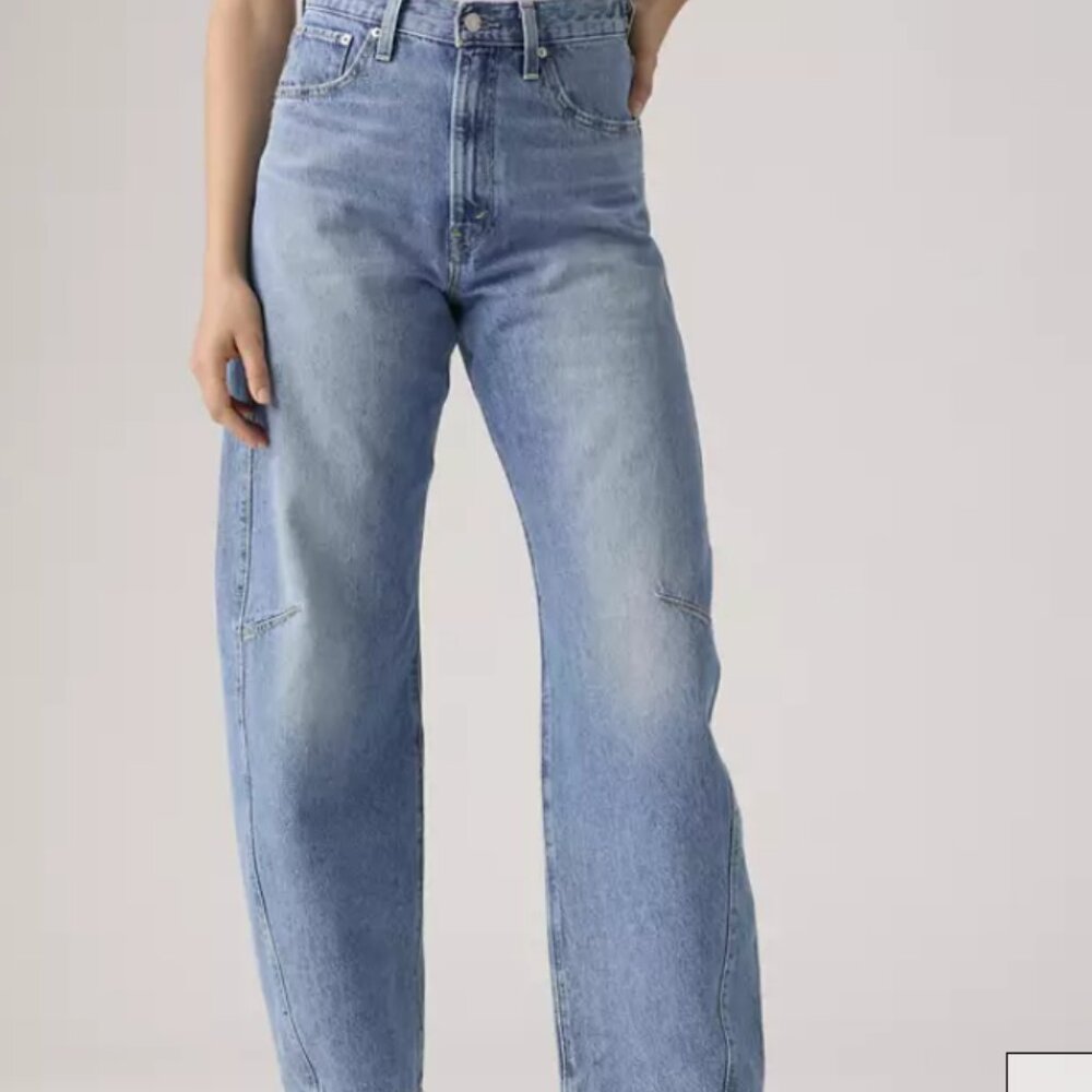 Levi's Classic Blue Denim Jeans Model is 5'10" Waist 25", Wearing a Size 25 x 30